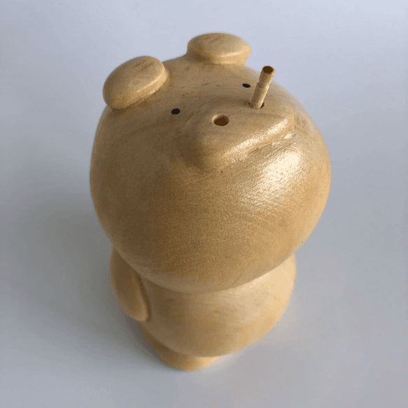 ようじが出る木彫りのブタ