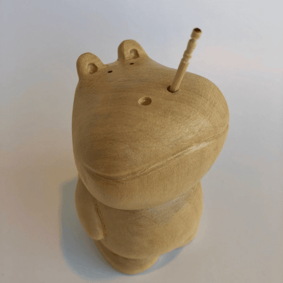 ようじが出る木彫りのカバ