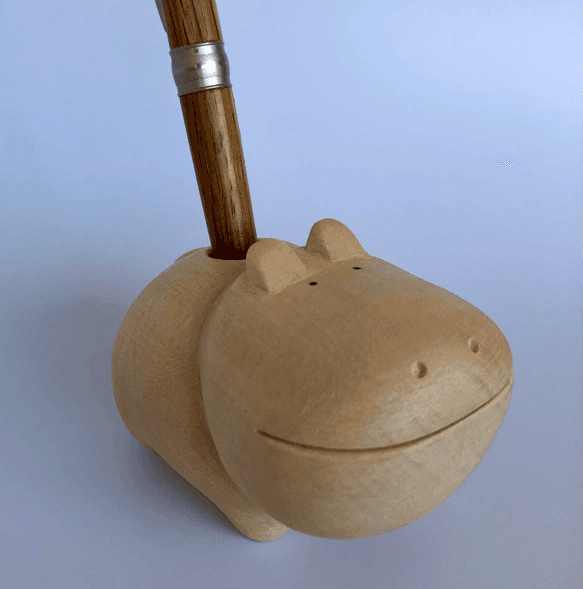 メモをくわえる木彫りのカバちゃん（ペン立て仕様）1枚目の画像