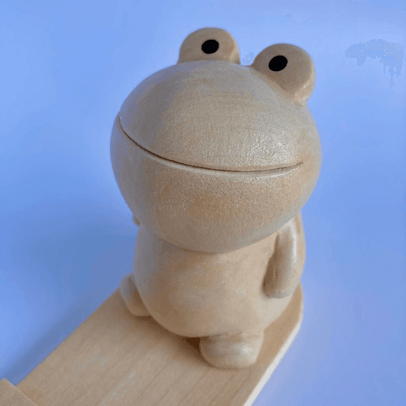 はたらき者の木彫りのカエル（スマホスタンド＆メモホルダー）1枚目の画像