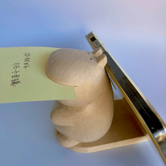 はたらき者の木彫りカバ（スマホスタンド＆メモホルダー）1枚目の画像