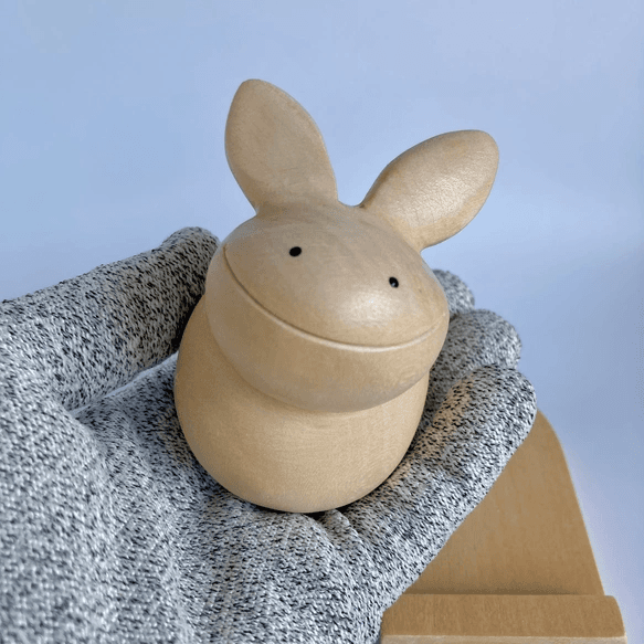メモもはさめる木彫りのうさぎ（スマホスタンド仕様）1枚目の画像