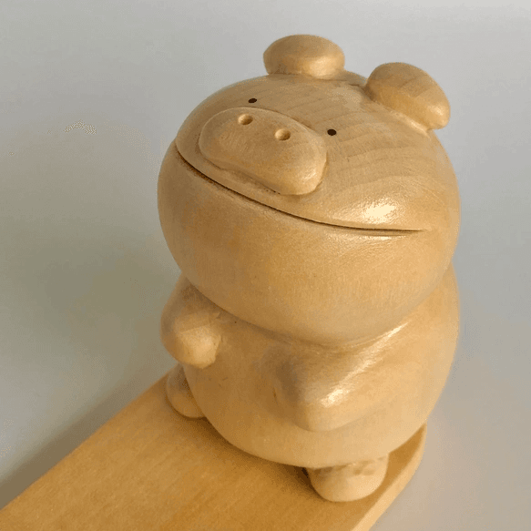 はたらき者の木彫りブタ（スマホスタンド＆メモホルダー）1枚目の画像